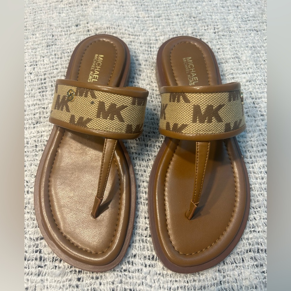 Authentic Michael Kors sandals Size 5
Never worn* Brand New